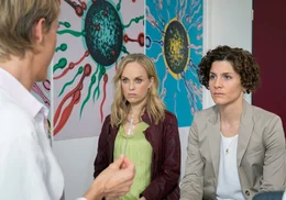 Die Gyn&auml;kologin Gesche (Theresa Berlag, li.) offenbart Steff (Friederike Kempter, Mitte) und Neele (Christina Hecke), dass es bei der k&uuml;nstlichen Befruchtung zu einem folgenschweren Fehler gekommen ist.