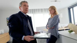 Davids Chef Hagedorn (Rudolf Kowalski) sucht etwas bei Claire (Caroline Peters).