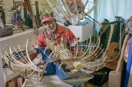 Der K&uuml;nstler und ehemalige Torres-Strait-Bewohner Ken Thaiday schnitzt in der australischen