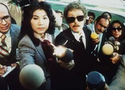 Eve (Julie Newmar, 3.v.l.), die gef&auml;hrliche Killerin, hat sich als Reporter verkleidet, um so besser ihren Auftrag ausf&uuml;hren zu k&ouml;nnen.