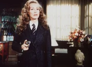 Die Killerin Eve (Julie Newmar) im Hause der Harts.