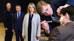 Pl&ouml;tzlich ist David (Hans-Werner Meyer) tot: Seine Ehefrau Claire (Caroline Peters), sein Chef Hagedorn (Rudolf Kowalski, 2.v.li.) und sein Assistent Michael (Christoph Maria Herbst, li.) schauen zu, wie Dr. Bauer (Jannek Petri) den Tod feststellt.