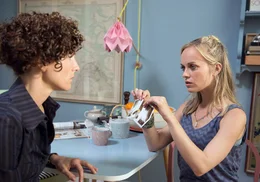 Steff (Friederike Kempter, re.) macht Neele (Christina Hecke) klar, dass ihr Traum vom Kind vorbei ist.