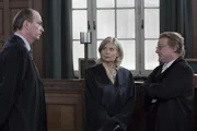 (v.l.n.r.) Markus Gellert (Herbert Knaup); Isabel von Brede (Sabine Postel); Staatsanwalt W&auml;rmelskirchen (Werner W&ouml;lbern).