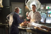 "CSI: Vegas", "Wenn Gefahr gef&auml;llt." Fans von Serienkillern treffen sich regelm&auml;&szlig;ig auf einer Mordmemorabilien-Messe, um diverse Erinnerungsst&uuml;cke zu kaufen. Doch die diesmalige Hauptattraktion ist makabrer als geplant: Im ehemaligen Auto des bereits hingerichteten Serienkillers Lucas Reem, liegt die blutverschmierte Leiche des Messe-Mitveranstalters Damon Harlow. Er wurde mit einem, aus Knochenfragmenten von Lucas Reems Leiche gefertigten Messer, erstochen.Im Bild (v.li.): Robert David Hall (Dr. Al Robbins), George Eads (Nick Stokes)