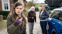 Eva (Zoe Moore, li.) meint es ernst: Lore (Jutta Wachowiak, Mitte) und Heddi (Anneke Kim Sarnau, re.) sind besorgt.
