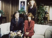 Jonathan (Robert Wagner, l.) und Jennifer (Stefanie Powers, r.) werden von Eve (Julie Newmar, hinten) bedroht.