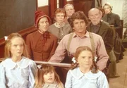 Charles (Michael Landon, M.) und seine Familie erfahren beim Gottesdienst, dass ein Mitglied der Gemeinde an Typhus gestorben ist.