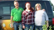 Tr&ouml;delprofi Andreas Bierschock mit Lena und Birgit.