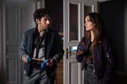 Luiz Vieira dos Santos (Thiago Braga de Oliveira) und Franzi Berger (Paula Schramm) durchsuchen die Wohnung des Toten und finden ein cleveres Versteck.