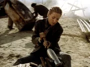 Laura (Nana Visitor) bastelt an einer Bombe.