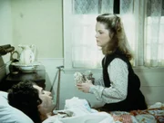 Mary (Melissa Sue Anderson, r.) pflegt ihren kranken Ehemann Adam (Linwood Boomer, l.).