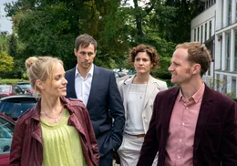 Steff (Friederike Kempter, vorne li.) und Kalle (Christian N&auml;the, vorne re.) verstehen sich auf einmal blendend; Neele (Christina Hecke) und Jens (Marc Hosemann) bleiben skeptisch.