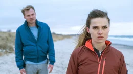 Sven (Anton Spieker) freut sich, Eva (Zoe Moore, re.) wiederzusehen.