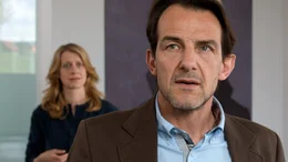 Claire (Caroline Peters) bemerkt, dass ihr Mann David (Hans-Werner Meyer) ihr etwas verheimlicht, seitdem er von einer Gesch&auml;ftsreise aus Afrika zur&uuml;ck gekehrt ist.