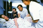 Während Dr. Stefan Frank (Sigmar Solbach, 2.v.r.) und die Hebamme Theresia (Maria Hofmann, r.) Verena Heller (Heike Steinweg) entbinden, filmt Ehemann Daniel (Cornelius Obonya) die Geburt. Während Dr. Stefan Frank (Sigmar Solbach, 2.v.r.) und die Hebamme Theresia (Maria Hofmann, r.) Verena Heller (Heike Steinweg) entbinden, filmt Ehemann Daniel (Cornelius Obonya) die Geburt.