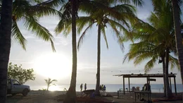 Langustenfischer am Strand von Badu Island: Am Abend wird gegrillt.