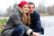 Konstantin (Moritz Tittel, r.) kann Theresa (Ines Lutz, l.) beim Angeln ein wenig von ihren Sorgen ablenken. Konstantin (Moritz Tittel, r.) kann Theresa (Ines Lutz, l.) beim Angeln ein wenig von ihren Sorgen ablenken.