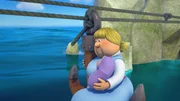 Die Rettungsaktion für die Schiffbrüchigen läuft an. Die Rettungsaktion für die Schiffbrüchigen läuft an.