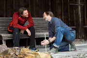 Sebastian gibt Gregor Ratschl&auml;ge, wie er das Feuer am besten entfachen kann. Von links: Sebastian Wildner (Herbert Ulrich) und Gregor Brunner (Holger M. Wilhelm).