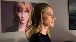 Claire (Caroline Peters) m&ouml;chte die Wahrheit &uuml;ber das Doppelleben ihres Mannes herausfinden.
