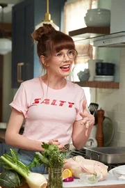 Mary bereitet ihr Gericht vor.