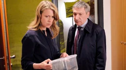 Peter Hagedorn (Rudolf Kowalski) &uuml;bergibt Claire (Caroline Peters) die pers&ouml;nlichen Utensilien ihres pl&ouml;tzlich verstorbenen Mannes.