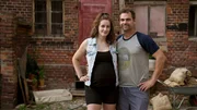 Auf dem Land noch einmal neu anfangen, die Enge, den L&auml;rm und den Dreck der Stadt hinter sich lassen. Davon tr&auml;umt jeder zweite Mensch in deutschen Ballungsr&auml;umen. - Nina (38) und Florian (48) aus der Kreuzberger Kreativszene sind in ein bauf&auml;lliges Haus ohne Heizung zwei Autostunden von Berlin entfernt gezogen. Doch pl&ouml;tzlich wird Nina schwanger - nun m&uuml;ssen sie das Geb&auml;ude bis zur Geburt im Herbst so hinbekommen, dass ein S&auml;ugling darin versorgt werden kann.