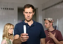Schwanger? Oder nicht? Gespannt warten Jens (Marc Hosemann, vorne), Steff (Friederike Kempter) und Kalle (Christian N&auml;the, re.).