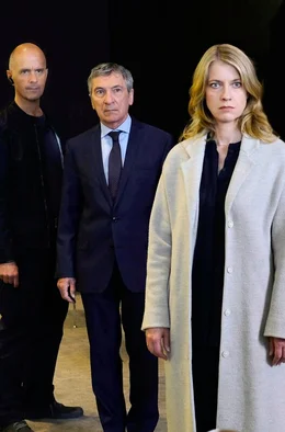 Steigert sich Claire (Caroline Peters) in haltlose Wahnvorstellungen oder ist sie tats&auml;chlich finsteren Machenschaften auf der Spur? Und welche Rolle spielen Michael (Christoph Maria Herbst), ein enger Vertrauter ihres verstorbenen Mannes und sein Chef Peter Hagedorn (Rudolf Kowalski, Mitte)?