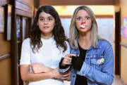 Mick (Kaitlin Olson, r.) unterst&uuml;tzt ihre Ziehtochter Sabrina (Sofia Black-D'Elia, l.) mit vollem Einsatz, damit sie beim Yale-Interview &uuml;berzeugen kann ...
