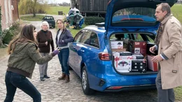 Eva (Zoe Moore, li.) verteidigt Oma Lore (Jutta Wachowiak, 2. v. li.) vor Vertreter Gruber (Stephan Schad, re.), Heddi (Anneke Kim Sarnau, 3. v. li.) ist besorgt.