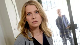 Claire (Caroline Peters) f&uuml;hlt sich verfolgt.