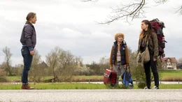 Heddi (Anneke Kim Sarnau, li.) trifft &uuml;berraschend auf ihre Tochter Eva (Zoe Moore, re.) und ihren Enkelsohn Jannis (Lewe Wagner, Mitte).