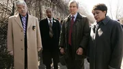 Ein abgestelltes Fahrzeug wurde gefunden und (v.li.) Det. Fontana (Dennis Farina), Det. Green (Jesse L. Martin), Staatsanwalt McCoy (Sam Waterston) und Staatsanw&auml;ltin Van Buren (S. Epatha Merkerson) sind fassungslos, als sie in den Kofferraum sehen und ihre Kollegin entdecken...