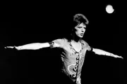 David Bowie bei einem Auftritt in der Rollarena in Leeds am 29 Juni 1973 w&auml;hrend der Ziggy Stardust Tour.
