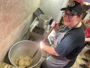 Konditormeisterin Ute beweist ihre F&auml;higkeiten am Churro-Teig.