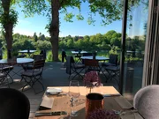 NDR Fernsehen DIE NORDSTORY - T&Uuml;R AUF! NEUER SCHLIFF IM ALTEN LANDGASTHOF, Terrasse der Gastst&auml;tte Margaretental in Kiel am Nord-Ostsee-Kanal.