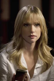 Muss den schwierigen Job übernehmen, mit dem "Fürsten der Finsternis" Kontakt aufzunehmen, um Ellie zu retten und weitere Morde zu verhindern: JJ (AJ Cook) ... Muss den schwierigen Job übernehmen, mit dem "Fürsten der Finsternis" Kontakt aufzunehmen, um Ellie zu retten und weitere Morde zu verhindern: JJ (AJ Cook) ...