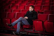 Der K&ouml;rper einer Ballettt&auml;nzerin wurde mit einer scharfen Klinge durchtrennt. Sherlock Holmes (Jonny Lee Miller) macht sich im Zuschauerraum des Theaters seine Gedanken &uuml;ber die Tanztruppe.