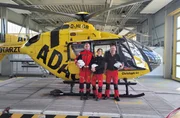 Notärztin Sophie Conrad mit ihrem Team von der ADAC Luftrettungsstation Christoph 61 Notärztin Sophie Conrad mit ihrem Team von der ADAC Luftrettungsstation Christoph 61