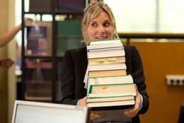 Catrin (Nele Mueller-St&ouml;fen) ist wieder Studentin und hat sich mit Literatur f&uuml;r ihr Studium eingedeckt.