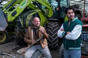 Luiz Vieira dos Santos (Thiago Braga de Oliveira, r.) schaut sich bei Broder Henningsen (Achim Buch, l.) um, der einen benachbarten Hof betreibt und mit den Petersens befreundet war. Wei&szlig; er etwas &uuml;ber den Tod seiner Nachbarin?