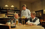 Bamberger gibt Gestl einen Rat, wie er die Wartezeit &uuml;berbr&uuml;cken kann. Von links: Gerstl (Gerd Lohmeyer), Roland Bamberger (Horst Kummeth) und Xaver (Michael Schreiner).
