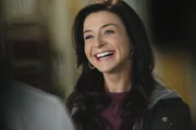 Derek bekommt unerwartet Besuch von seiner Schwester Amelia (Caterina Scorsone) ...