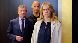 Davids Chef Hagedorn (Rudolf Kowalski, li.) und Michael (Christoph Maria Herbst) sind Claire (Caroline Peters) keine Hilfe bei ihren Nachforschungen &uuml;ber das Doppelleben ihres Mannes.