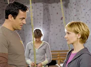 Kathrin Globisch (Andrea Kathrin Loewig, rechts), die sich f&uuml;r den Bergsteiger Urs Kerner (Marcus Gr&uuml;sser) interessiert, besucht einen seiner Kletterkurse.