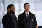 L-R: Detective Kevin Bernard (Anthony Anderson), Detective Frank Cosgrove (Jeffrey Donovan)