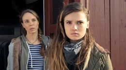 Mutter-Tochter-Konflikt: Zwischen Heddi (Anneke Kim Sarnau, li.) und Eva (Zoe Moore, re.) herrscht Funkstille.
