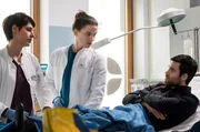 Bei der Untersuchung in der Notaufnahme stellen die &Auml;rzte eine tiefe Wunde am rechten Bein fest. Aziz Rahmani muss in den OP. V.l.n.r.Theresa Koshka (Katharina Nesytowa), Tom Zondek (Tilman P&ouml;rzgen), Aziz Rahmani (Deniz Arora)